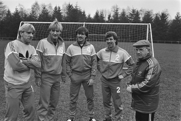 Eenmaal werd Wout Holverda geselecteerd voor het Nederlands Elftal. Op 14 maart 1984 speelde Oranje met Kees Rijvers als bondscoach tegen Denemarken. Het werd 6-0 voor Nederland. Wout kwam niet in actie. Op de foto van links naar rechts: André Hoekstra, Wim Kieft, René van der Gijp, Wout en Rijvers.