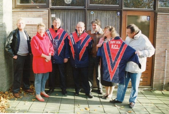 Om op het RCL-complex als SV-er herkenbaar te zijn, kleedden de bestuursleden zich in jacks. Van links naar rechts: Thijs Dorama, Anneke Bloemendaal, Jan de Boer, Rinus Rijnsburger, Piet Wakka, Letty Haneveld en Dick de Haas.