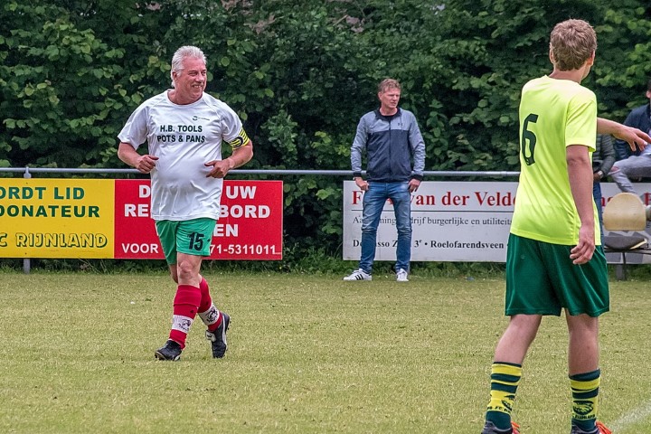 Tijdens het 5e Event van Leidenamateurvoetbal.nl gaf goog-old Wout fluwelen passes. Op de achtergrond gelegenheidscoach Alfons Groenendijk. (Foto J.P. Kranenburg)
