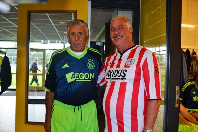 Vorig jaar kwamen de Sparta Legends uit tegen Lucky Ajax. Wout op de foto met Sjaak Swart.