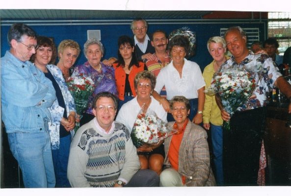 Mei 1996. SV-bestuursleden en ‘kantinepersoneel’. Staand van links naar rechts: Jan Dozie, Sandra van Houten, Joke Rotmensen, Ma Bernard, Anja Bernard, Karel Brandt, Wim Plomp, Ria van Houten, Rineke de Ruijter, Jan van Houten. Op de voorgrond van links naar rechts: Dick de Haas, Bep Dreef en Anneke Bloemendaal. (Foto Ronald Veeren)