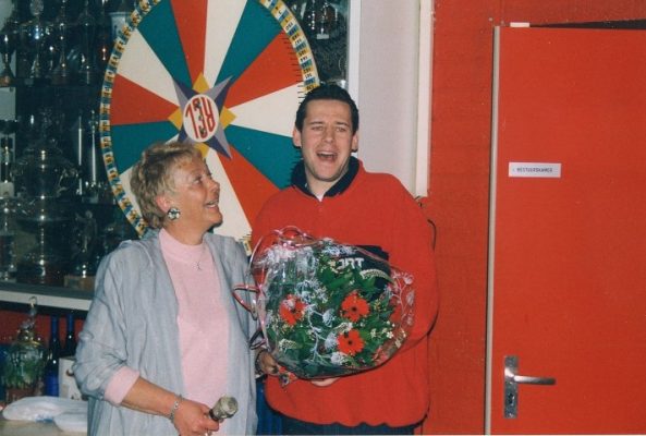Anneke Bloemendaal zette Alex Barendse in de bloemetjes na zijn 100ste doelpunt. Marcel Brasker kreeg bij zijn 250ste wedstrijd: Bloemen en kusjes! Anneke deelde ook geregeld witte enveloppen met gekleurde inhoud uit.