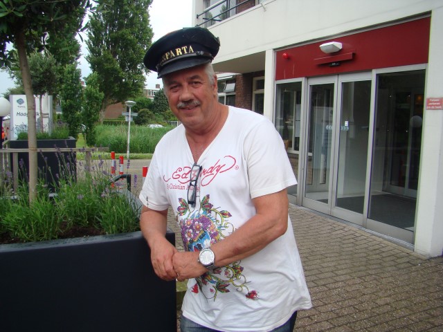 Wout met de pet van een van de portiers van Sparta.