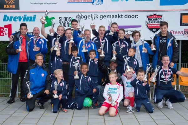 DoCoS reikt jaarlijks een prestatiebeker uit aan de combinatie van twee jeugdteams die het beste presteren onder het motto Door Combinatie Sterk. In 2016 ging de zogeheten Brevinibokaal voor de Jeugd naar de combinatie A1-F8 (Bron: PR DoCoS, Ed Kooreman).
