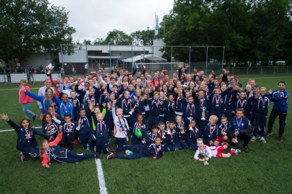 de huldiging van 125 DoCoS kampioenen en prijswinnaars in het superseizoen 2015-2016 voor de kantine van DoCoS (Bron: PR/DoCoS/Ed Kooreman)
