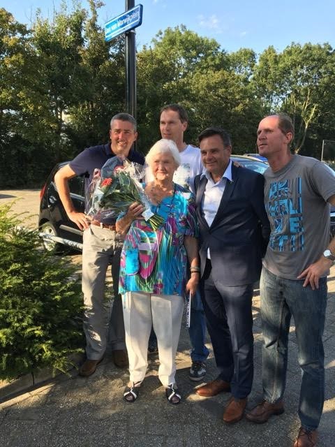 Bij de foto: Het Jan van Marwijkplein is onthuld door wethouder Paul Dirkse en de gebroeders Van Marwijk. V.l.n.r.: DoCoS-voorzitter Jasper van Marwijk, Hans van Marwijk, mw. Jo van Marwijk, wethouder Paul Dirkse en Herman van Marwijk.