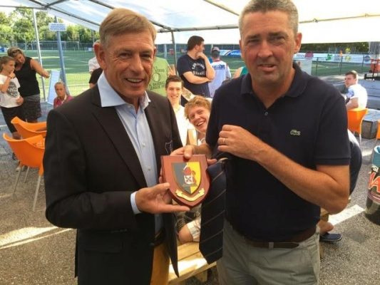 Bij de foto: Voorzitter Cees Ahsman van DIOK overhandigde een DIOK-stropdas en –schild aan voorzitter Jasper van Marwijk van DoCoS.