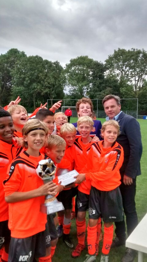 Wethouder van sportzaken Paul Dirkse reikte de eerste prijs en wisseltrofee uit aan Volendam