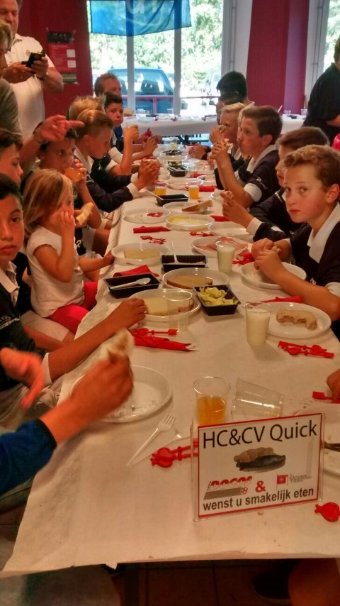 Lunch met haring en wittebrood was er voor alle deelnemers, zoals de spelers van Quick uit Den Haag