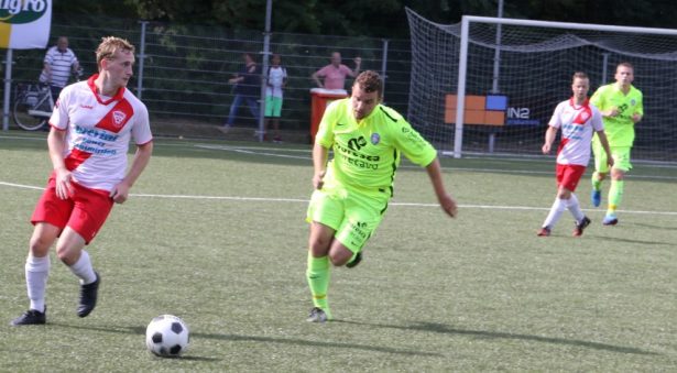 Simon Jouby in actie tegen UVS. Ronald Mink jaagt op de bal.