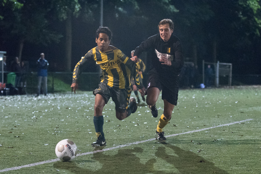 Manuputty gaat er vandoor tegen zijn oude club (foto met dank aan lichtenbeldfoto.nl)