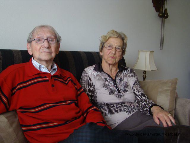 •Toos en Louis de Bolster, op de bank in hun aanleunwoning, vertellen over meer dan zestig jaar lief en leed en over ‘de mooie tijd’ bij Roodenburg.
