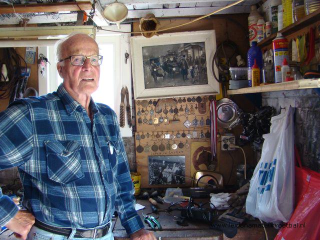Jan Harland is in zijn schuur ook in zijn element. Daar repareert hij fietsen en daar hangen de trofeeën, verzameld tijdens zijn rijke scheidsrechterscarrière