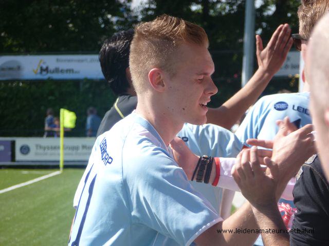 Nick Scheurwater ontvangt de felicitaties van meegereisde Leiderdorpers