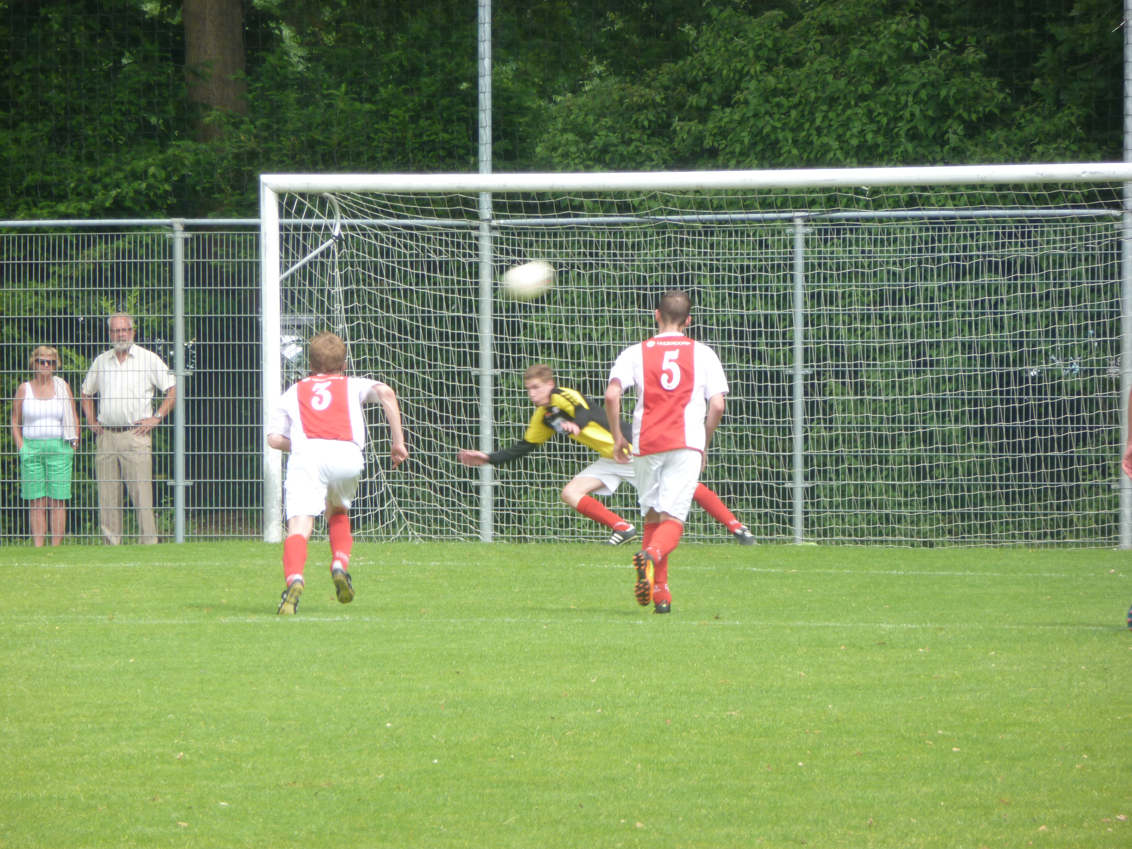Gelegenheidskeeper Leroy van Westrienen kijkt strafschop over..