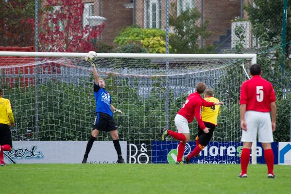 Kevin Sip moet zich strekken om de 0-1 te voorkomen
