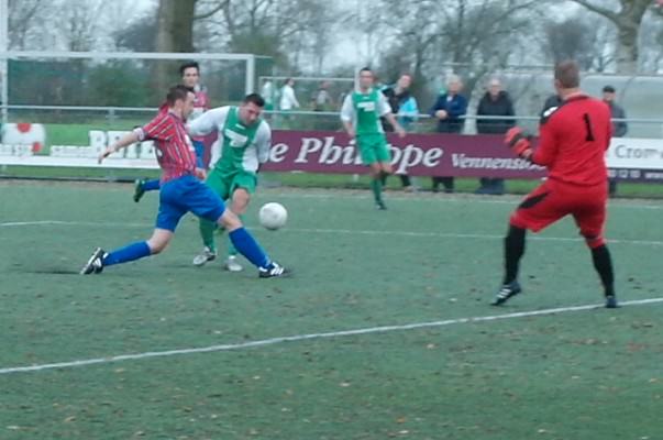 Hans Coret op weg naar de 2-1 in Zoeterwouds voordeel