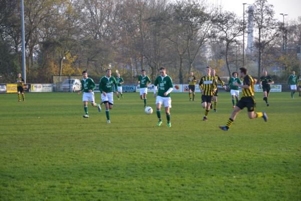 Tim Slingerland gaat hier niet scoren, even later is het wel raak door de aanvaller