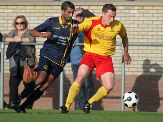 Beeld uit duel Valken'68-Haaglandia (0-2). Lex Heemskerk hier in balbezit, Valken liep dit keer echter meer achter de tegenstander aan..