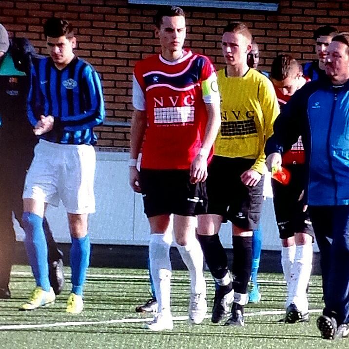 Henk van Schaik gaat zijn ploeg, nu (nog) Quick Boys, voor bij een uitwedstrijd.