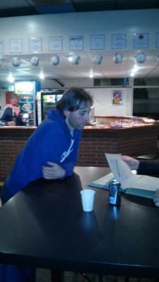 Van Delft blikt graag terug, maar heeft onderwijl ook genoeg zorgen met zijn taak als assistent-trainer bij Voorschoten'97. Het degradatiespook kan vooralsnog niet worden verjaagd van sportpark Adegeest...