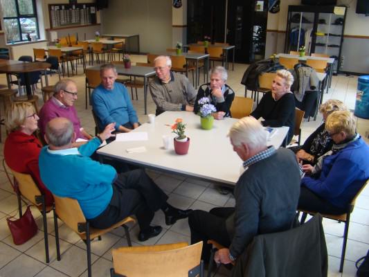 Roodenburgers en partners, vastgelegd voor de eeuwigheid. Van links naar rechts: Hans Verver, Yvonne Verver, Nico van Es, Corrie van Es, Hans Budding, Sari Barends, André Ooijendijk, Trudy Ooijendijk, Bram de Roode.