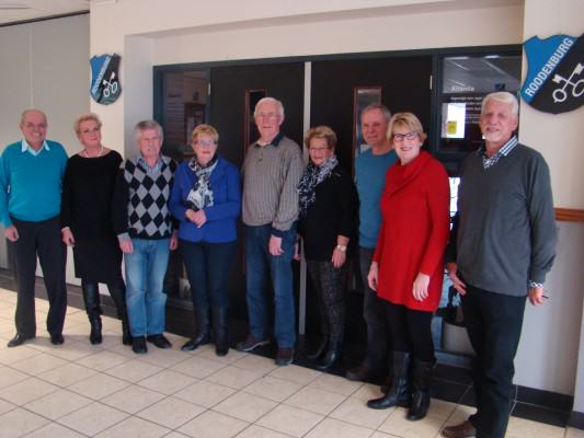 Roodenburgers en partners, vastgelegd voor de eeuwigheid. Van links naar rechts: Hans Verver, Yvonne Verver, Nico van Es, Corrie van Es, Hans Budding, Sari Barends, André Ooijendijk, Trudy Ooijendijk, Bram de Roode.