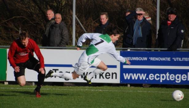 Martin Onderwater gooit er een tackle uit op Shane van den Engel