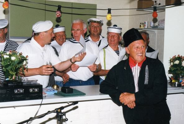 Een weekend in het teken van de zee, met matrozen en viswijven. Van links naar rechts: André Ooijendijk, Arnold Barends, Hans Budding, Wim van Es, Izaak van Weerlee – voor de bar – Henny Chouffour.