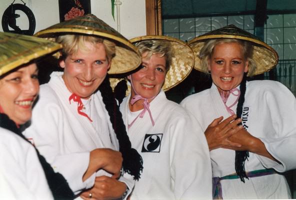 China, het thema tijdens het weekend in Drenthe. Van links naar rechts: Sarie Barends, Trudy Ooijendijk, Corrie van Es, Lia Budding