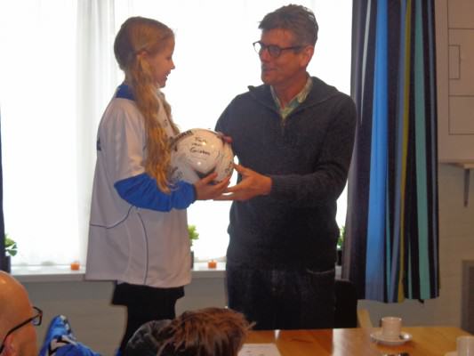 Zara Wijnmaalen, pupil van de week, wordt in de watten gelegd door het Warmondse bestuur