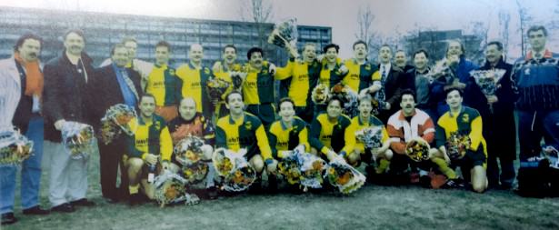 Kampioenschap 5e klasse KNVB, seizoen 1997/1998 Staand van links naar rechts: Ad van Kaam, Peter Slingerland, Wim Ouwehand, Aad Benning, Farouk, Bert-Jan de Ridder, Ronald Mink, Robert Dros, Sjaak Kamphues, Martijn Storsbergen, Wim Pikaar, Piet van Hal, Ton Brakhoven, Karel de Wolf, Renzo Candido en Bram Bronsgeest. Zittend van links naar rechts: André Zonneveld, Henk Scheepmaker, Zivco Vucovic, Marcel Schouten, Marcel Gubler, Anrico van der Hoed, Marco Kamphues en Danny Minnema.