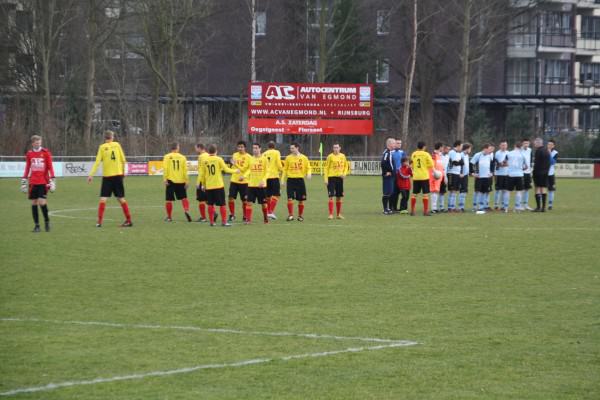 Beide teams klaar voor de strijd. Uiteindelijk bleek Oegstgeest dat als enige echt te zijn..