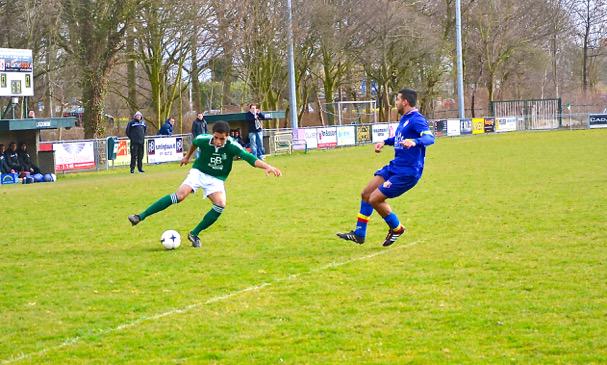 Leroy Brooks kapt naar binnen. De aanvaller kon niet scoren tegen de ex-titelkandidaat