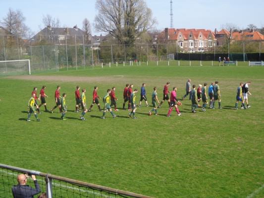 De opkomst van de matadoren op een zonovergoten en nog immer tot de verbeelding sprekend sportcomplex
