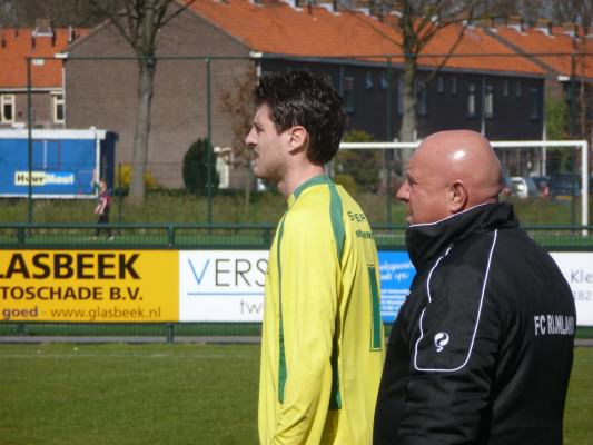 Henk Brandt wisselde drie keer. Zo kwam Stefan 'Paling' Distelvelt nog in het veld in de slotfase