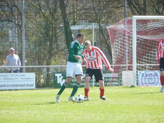 Leroy Brooks kreeg weinig ruimte van de VV Leiden-verdedigers