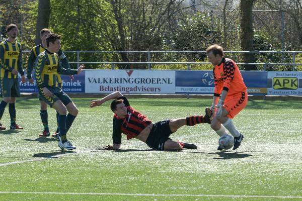 Niet enkel Paul van der Zwaan is de gevierde man bij Voorschoten'97, maar ook de teruggekeerde Matthijs Keemink doet het weer uitstekend tussen de palen. Hier op foto in het gewonnen uitduel versus Zwaluwen'30