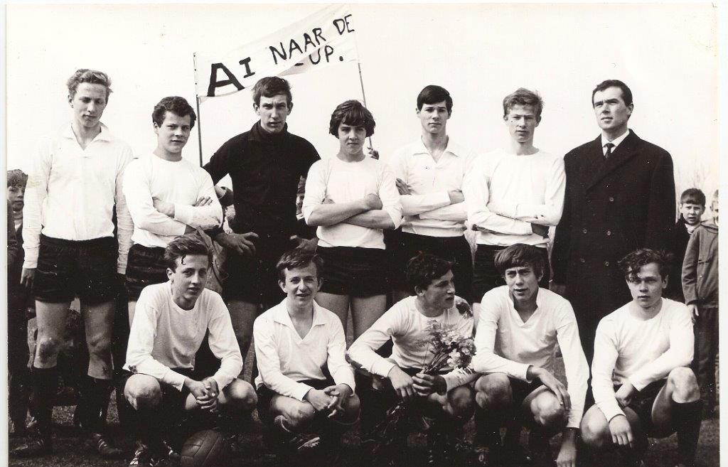 •Meerburg A1 – Seizoen 1966 – 1967. Kampioen! Staand van links naar rechts: Wim van Mil, René Kaiser, Jos Brouwer (keeper), Cees de Rooy, Chris Smits, Jan Zandbergen, Piet Kroon (trainer; zittend: Koos Romijn, Jan Lovink, Dick van Galen, Peter Spierenburg, Ed Romijn. •Sommige mannen zijn nog als vrijwilliger actief bij Meerburg.