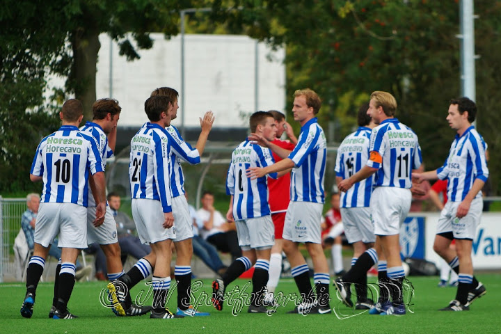 Thomas van Rest (midden) viert het feest mee bij een van de vier treffers tegen VDL