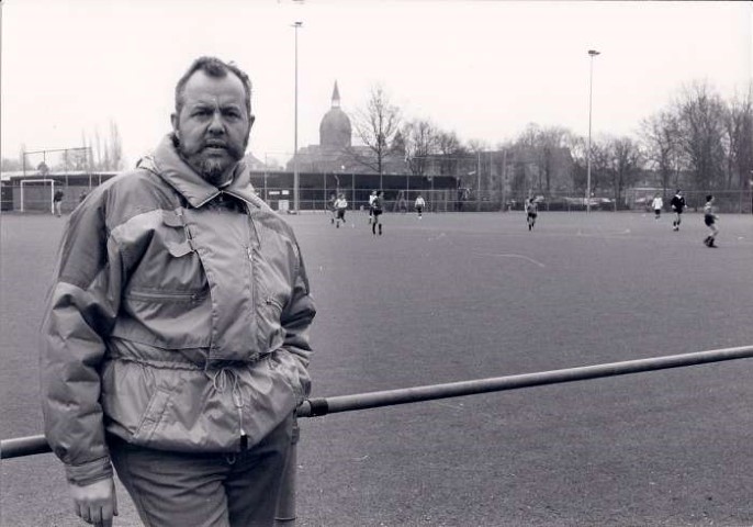 •1991, Rob Hogenelst neemt afscheid als voorzitter van rkvv Meerburg. Op de achtergrond de Meerburgkerk. (Foto Peter Versluijs)