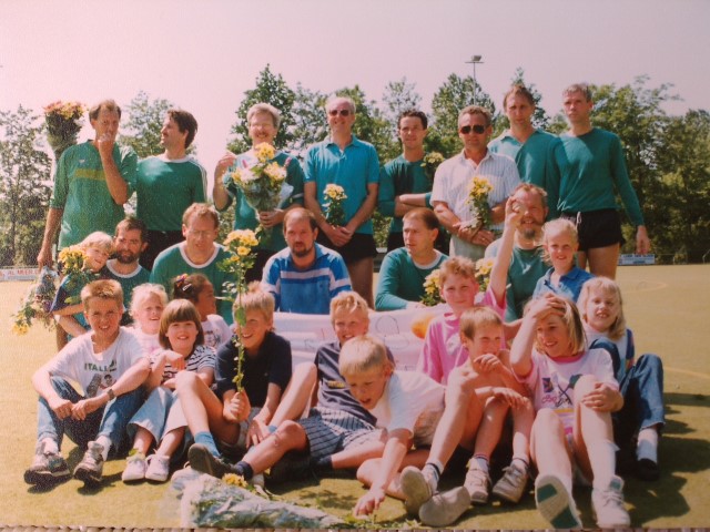 •1990, de veteranen zijn kampioen. Bovenste rij: Cees Boere, Willem van Haastrecht, Ruud Halewijn, Gerard van der Klaauw, Jacques Lolkes de Beer, Jos Brouwer, Henk Vink en Ed Westerhof (in vrijetijdskleding). Middelste rij: Bert Dubbelaar, Cees Bruines, Aad Kortekaas, Gerard Kortekaas, Rob Hogenelst. Voorste rij: de kinderen van de spelers.