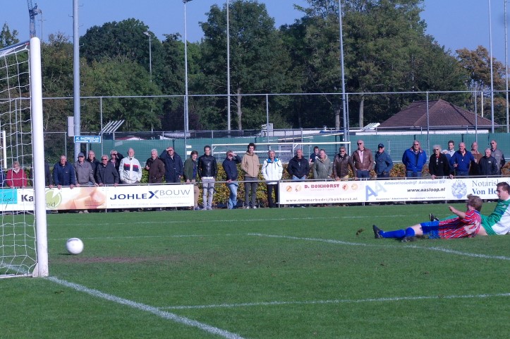 De 2-2 rolt in het verlaten doel van WVC..