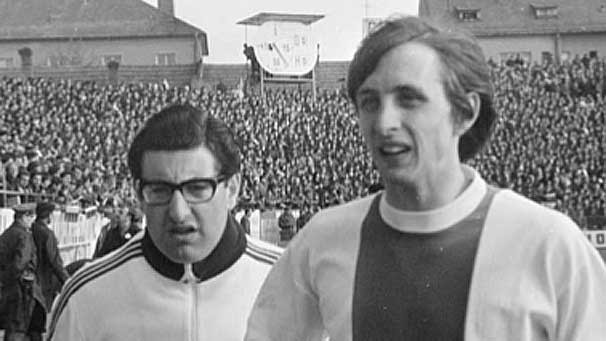 Salo Muller (hier met Johan Cruijff), de legendarische fysiotherapeut en masseur van Ajax, het grote voorbeeld voor Cor Janmaat