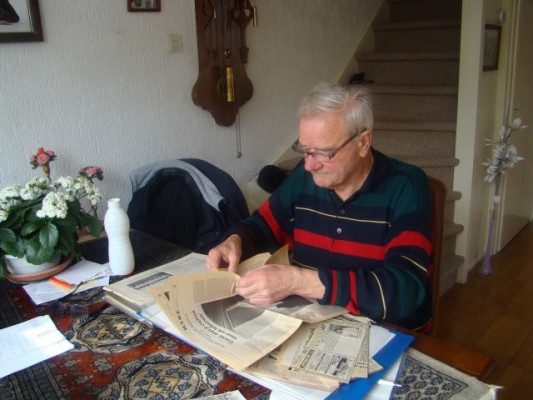 Cor Janmaat met plakboeken en krantenknipsels, die vertellen van een welbesteed leven
