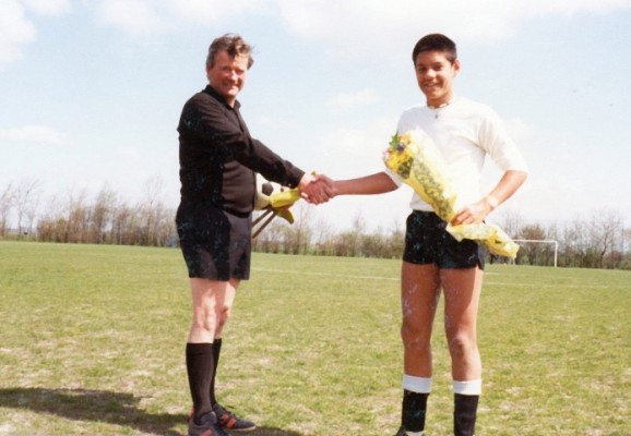 Het kampioenschap kon Hazerswoudse Boys B1 niet meer ontgaan. Scheidsrechter Cor Janmaat ontvangt voor het eerste fluitsignaal al bloemen
