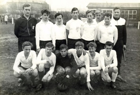 Meerburg A1 Kampioen, 1965. Piet van der Geer (staand links) is scheidsrechter, Cor Janmaat (staand rechts) is assistent scheidsrechter, Jan Lovink (staand 3e van links)