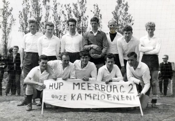 Het 2e elftal van Meerburg is kampioen. Cor Janmaat had een dubbelfunctie: vlaggenist en verzorger