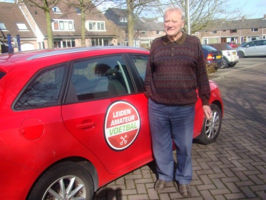 Poserend bij de auto van LeidenAmateurVoetbal kijkt Cor Janmaat tevreden terug op een rijk leven