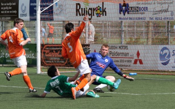 Sander Goudriaan wordt geassisteerd door Ajay Malhi